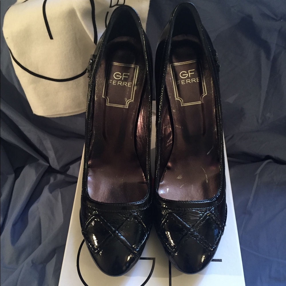 NWT GF FERRE Beautiful Pumps